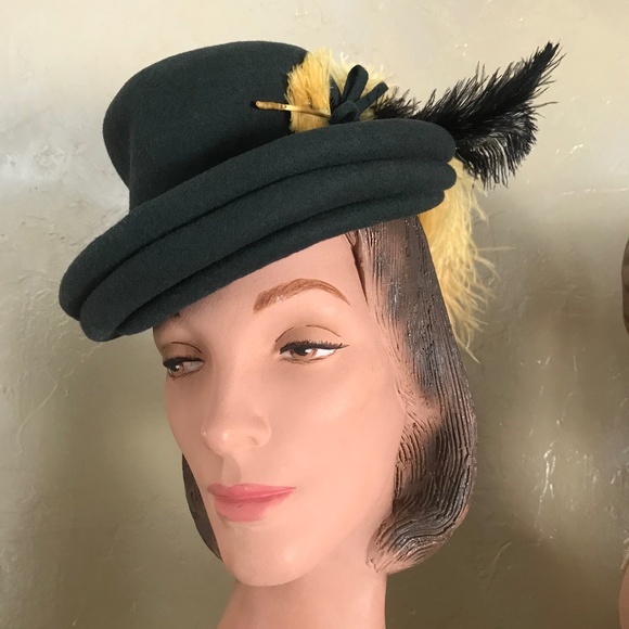 CHIC 1940s GREEN FELT TILT HAT WITH BLACK AND YELLOW OSTRICH FEATHERS main image 6